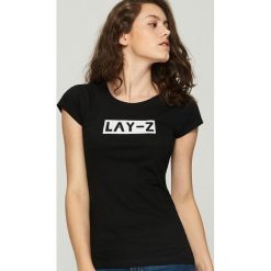 T-shirt z napisem - Czarny. T-shirty damskie marki Calvin Klein Jeans. W wyprzedaży za 7.99 zł.