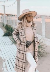 Beżowy Golf Oversize Malia. Brązowe swetry damskie Renee, bez wzorów, z dzianiny, klasyczne, bez kołnierzyka, bez ramiączek, długie, bez kaptura. Za 129.99 zł.