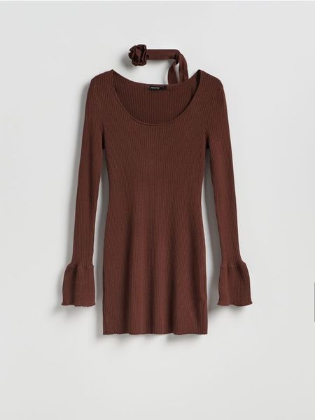 Sukienka z wiskozą - brązowy. Brązowe sukienki damskie Reserved, l, bez wzorów, z dzianiny, bez kołnierzyka, bez ramiączek, dopasowane. Za 159.99 zł.