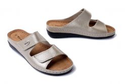 TAMARIS 1-27510-41 965 M2751041 light gold met, klapki damskie. Żółte klapki damskie Tamaris, bez wzorów, bez obcasa, na koturnie. Za 179.90 zł.