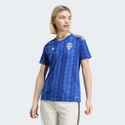 Koszulka wyjazdowa Szwecja 26. Niebieskie koszulki sportowe damskie Adidas, bez wzorów, sportowe, bez kołnierzyka. Za 439.00 zł.