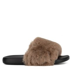 Klapki DeeZee. Brązowe klapki damskie DeeZee, bez wzorów, bez obcasa. Za 129.99 zł.