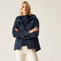 Kurtka przeciwdeszczowa trekkingowa damska Daysha. Niebieskie kurtki sportowe damskie Regatta, na wiosnę, bez wzorów, z materiału, z kapturem, trekkingowe. Za 109.99 zł.