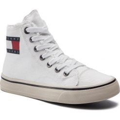 Sneakersy TOMMY JEANS - Hightop Tommy Jeans Sneaker EN0EN00589 White 100. Białe półbuty damskie marki Tommy Jeans, bez wzorów, z jeansu. Za 359.00 zł.
