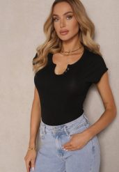 Czarny Dopasowany T-shirt z Ozdobnymi Guziczkami i Wycięciem przy Dekolcie Benolla. Czarne bluzki damskie Renee, m, z aplikacjami, z jeansu, eleganckie, bez kołnierzyka, bez ramiączek. Za 39.99 zł.