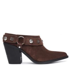 Klapki Guess. Brązowe klapki damskie Guess, z aplikacjami, bez obcasa. Za 674.99 zł.