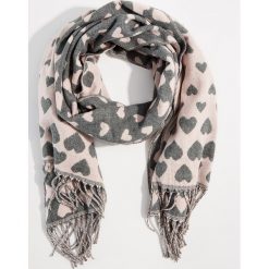 Szalik w serca z frędzlami - Różowy. Czerwone szaliki i chusty damskie Mohito. Za 59.99 zł.