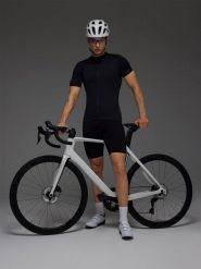 4F Legginsy krótkie rowerowe z żelowo-piankową wkładką i szelkami męskie - czarne XL. Czarne krótkie spodenki sportowe męskie 4f, l, bez wzorów, z dzianiny, długie, rowerowe. W wyprzedaży za 229.99 zł.