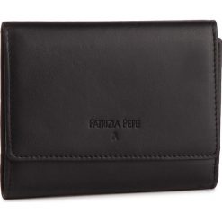 Duży Portfel Damski PATRIZIA PEPE - 2V7081/A4XR-F2AN Nero. Czarne portfele damskie Patrizia Pepe, bez wzorów, ze skóry. W wyprzedaży za 379.00 zł.