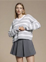 Sweter w paski z dekoltem V - biały. Białe swetry damskie Sinsay, l, bez wzorów, bez kołnierzyka, bez ramiączek, bez kaptura. Za 49.99 zł.