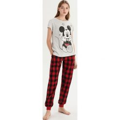 Piżama Mickey Mouse - Jasny szar. Szare piżamy damskie Sinsay, z motywem z bajki. Za 69.99 zł.