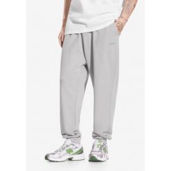 Spodnie dresowe męskie Prosto Big Log. Szare szorty męskie Prosto., m, bez wzorów, z dresówki. W wyprzedaży za 175.99 zł.