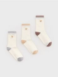 Skarpetki z wiskozą 3 pack - kremowy. Białe skarpety damskie Reserved, bez wzorów, z wiskozy. W wyprzedaży za 25.99 zł.