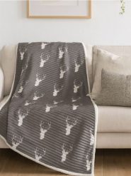 Świąteczny koc prążkowany z motywem renifera - wielobarwny. Kocyki dla dzieci Sinsay, prążkowane. Za 69.99 zł.