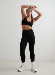 Damskie legginsy invisible scrunch, squat proof Shape Seamless czarne. Czarne legginsy damskie Aim'n, xs, bez wzorów, z dzianiny. Za 301.00 zł.