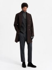 Dwurzędowy płaszcz męski z ozdobnymi guzikami – ciemnobrązowy V3 OM-COWC-0109 - XXL. Brązowe płaszcze męskie Ombre Clothing, l, bez wzorów, z materiału, eleganckie, długie, bez kaptura. Za 299.99 zł.
