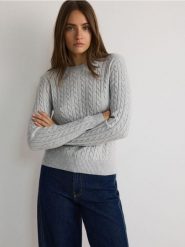Sweter z domieszką wiskozy - jasnoszary. Szare swetry damskie Reserved, l, bez wzorów, z dzianiny, bez kołnierzyka, bez ramiączek, bez kaptura. W wyprzedaży za 79.99 zł.