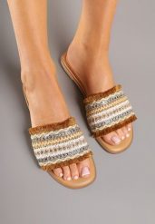 Brązowe Klapki Ozdobione Cyrkoniami i Frędzlami w Stylu Boho Ridivenna. Brązowe klapki damskie Renee, bez wzorów, boho, bez obcasa, na płaskiej podeszwie. Za 74.99 zł.