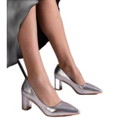 Srebrne metaliczne czółenka na słupku srebrny. Szare czółenka damskie bez wzorów, ze skóry ekologicznej, eleganckie, ze szpiczastym noskiem, bez obcasa, na obcasie, bez zapięcia. Za 89.18 zł.