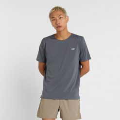 Koszulka męska New Balance MT43213GT – szara. Szare koszulki sportowe męskie New Balance, m, bez wzorów, z materiału, bez kołnierzyka, bez ramiączek, do biegania. Za 189.99 zł.