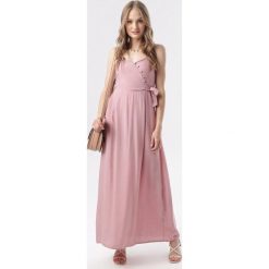 Jasnoróżowa Sukienka Clalirea. Czerwone sukienki damskie Born2be, m, bez wzorów, z jeansu, bez kołnierzyka, bez ramiączek, maxi, kopertowe. Za 79.99 zł.