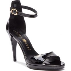 Sandały NESSI - JC022 Czarny 7. Czarne klapki damskie Nessi, bez wzorów, z lakierowanej skóry, eleganckie, bez obcasa, na obcasie. W wyprzedaży za 209.00 zł.