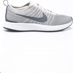 Nike Sportswear - Buty Dulaton Racer. Szare obuwie sportowe damskie Nike Sportswear, z materiału. W wyprzedaży za 239.90 zł.