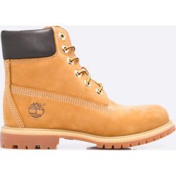 Timberland - Botki Premium. Botki damskie Timberland, z materiału, z okrągłym noskiem, bez obcasa, na obcasie. W wyprzedaży za 799.90 zł.