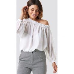NA-KD Boho Bluzka z asymetrycznym dekoltem - White. Bluzki damskie marki NA-KD Boho. Za 80.95 zł.