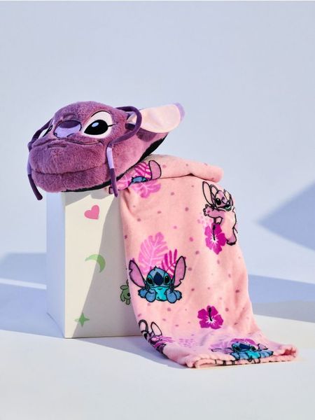 Koc i ocieplacz do stóp Lilo & Stitch - różowy. Czerwone kocyki dla dzieci Sinsay. Za 59.99 zł.