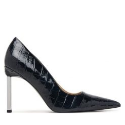 Szpilki Guess. Czarne szpilki damskie Guess, z aplikacjami, bez obcasa, bez zapięcia. Za 674.99 zł.