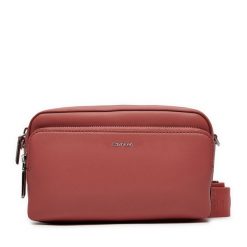 Torebka Calvin Klein. Czerwone listonoszki damskie Calvin Klein, bez wzorów, bez dodatków. Za 569.99 zł.