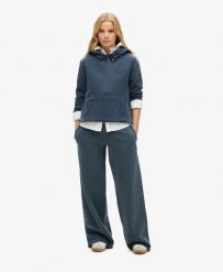 Superdry Spodnie Jogger Wash Straight — Luźny krój, przetarty brzeg. Niebieskie spodnie materiałowe damskie Superdry., bez wzorów, z bawełny. Za 301.15 zł.