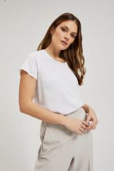 Koszula ozdobiona koralikami na dekolcie biała. Białe koszule damskie MOODO, xs, bez wzorów, bez kołnierzyka. W wyprzedaży za 49.99 zł.