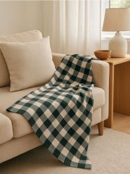 Koc w kratkę - wielobarwny. Kocyki dla dzieci Sinsay. W wyprzedaży za 33.99 zł.