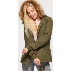 Parka z kapturem - Khaki. Parki damskie marki Cropp. W wyprzedaży za 129.99 zł.