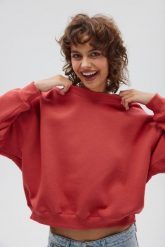 Bluza damska typu oversize w kolorze CRANBERRY - PINEY. Czerwone bluzy damskie Marsala, uniwersalny, bez wzorów, z bawełny, bez kaptura. Za 259.90 zł.