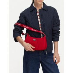 Torebka Tommy Jeans. Czerwone torebki do ręki damskie Tommy Jeans, bez wzorów, z jeansu, klasyczne, bez dodatków. Za 249.99 zł.