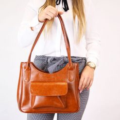 Torebka skórzana damska DAN-A T160 camel. Brązowe torebki do ręki damskie DAN-A, bez wzorów, ze skóry, biznesowe, bez dodatków. Za 349.99 zł.