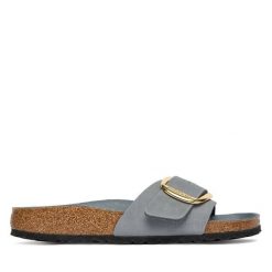 Klapki Birkenstock. Czarne klapki damskie Birkenstock, bez wzorów, bez obcasa. Za 599.99 zł.