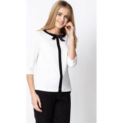 Biała bluzka z czarną kokardą QUIOSQUE. Bluzki damskie marki QUIOSQUE. Za 129.99 zł.