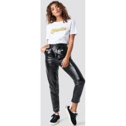 NA-KD Trend Lakierowane spodnie z wysokim stanem - Black. Spodnie materiałowe damskie marki NA-KD Trend. Za 202.95 zł.