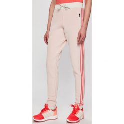 Adidas Performance - Spodnie. Czerwone legginsy damskie adidas Performance, l, bez wzorów, z materiału. W wyprzedaży za 249.90 zł.