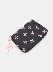 Portfel saszetka z nadrukiem w kokardki z zawieszką - czarny. Czarne portfele damskie Sinsay, bez wzorów. Za 15.99 zł.