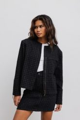 Marynarka ze strukturalnej tkaniny w kolorze CZARNYM - SAVOY. Czarne żakiety damskie Marsala, bez wzorów, z bawełny, eleganckie. W wyprzedaży za 162.44 zł.