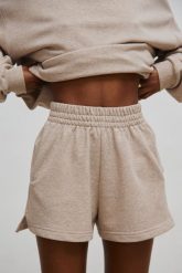 Szorty z dzianiny dresowej w kolorze BEIGE MELANGE - LE PETIT. Brązowe szorty sportowe damskie Marsala, bez wzorów, z bawełny, casualowe, z podwyższonym stanem, na fitness i siłownię. W wyprzedaży za 49.98 zł.