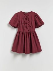 Sukienka mini z wiązaniem - bordowy. Czerwone sukienki damskie Reserved, l, bez wzorów, z dzianiny, bez kołnierzyka, bez ramiączek, mini, rozkloszowane. Za 139.99 zł.