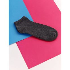 SKARPETKI MĘSKIE. Szare skarpety męskie TOP SECRET, bez wzorów. W wyprzedaży za 4.99 zł.