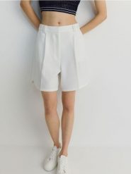 Szorty z zakładkami - biały. Białe szorty damskie Reserved, l, bez wzorów, z tkaniny. W wyprzedaży za 89.99 zł.