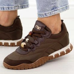 Czekoladowe półbuty damskie T.Sokolski 962. Brązowe półbuty damskie Sokolski, na jesień, z aplikacjami, z jeansu, casualowe, z okrągłym noskiem, bez obcasa, na płaskiej podeszwie, bez zapięcia. Za 299.00 zł.